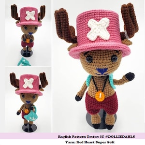 Puede incluir: Un juguete de peluche de ganchillo de un reno que lleva un sombrero rosa con una X blanca. El reno lleva un collar marr&oacute;n con un dije de moneda de oro. El juguete est&aacute; de pie sobre un soporte negro. English Pattern Tester: IG @Dolliedahls Yarn: Red Heart Super Soft