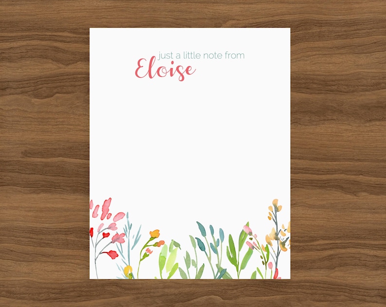 Puede incluir: Un bloc de notas blanco con un borde floral en la parte inferior. La parte superior del bloc de notas dice "just a little note from Eloise" en cursiva rosa.
