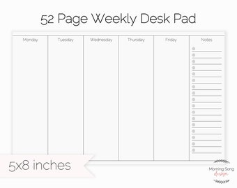 Puede incluir: Un bloc de notas semanal blanco de 52 páginas con secciones para cada día de la semana y una sección de notas. El bloc de notas mide aproximadamente 13 x 20 cm. El diseño incluye el texto "52 Page Weekly Desk Pad" y los días de la semana están etiquetados.