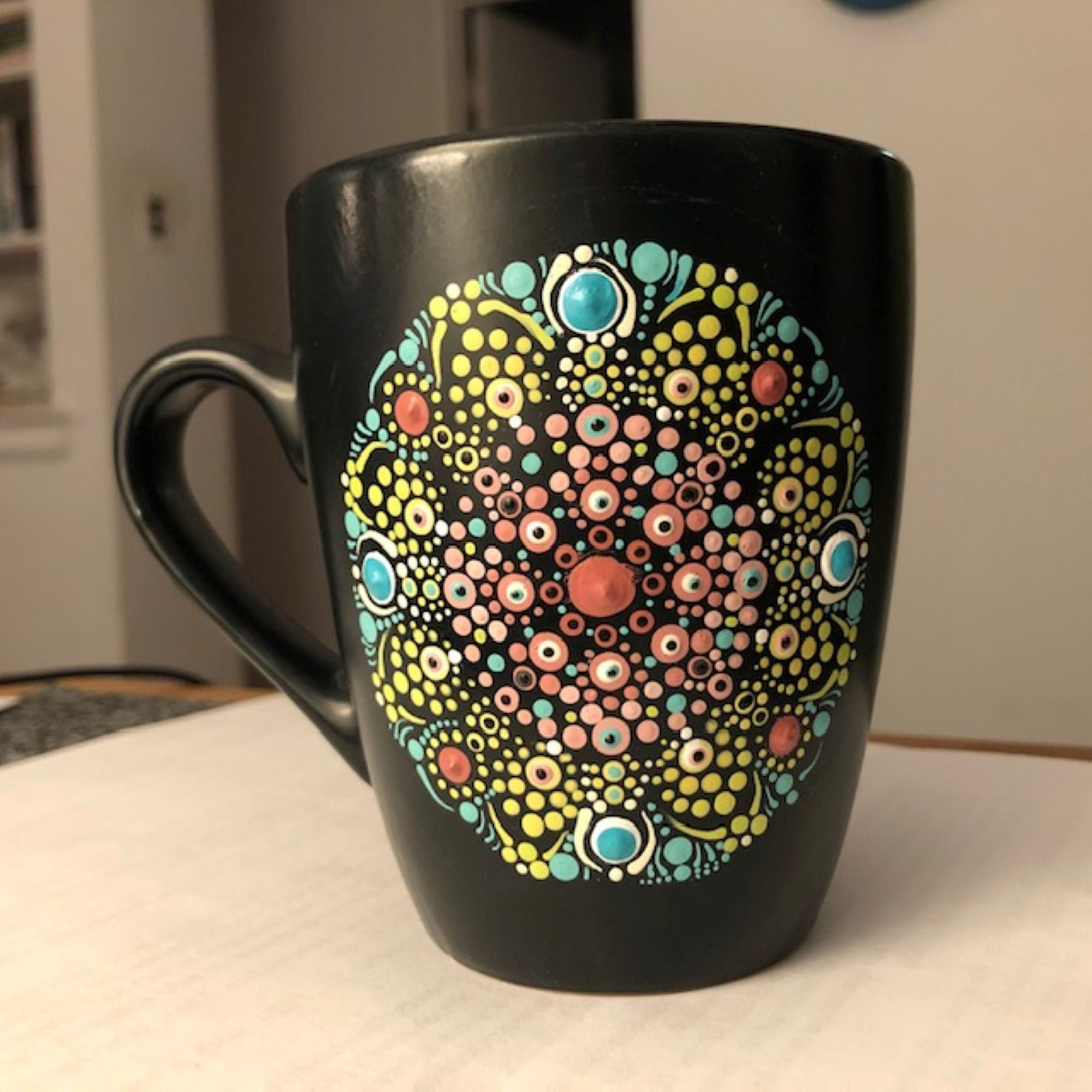 Taza de café mandala pintada a mano punteada. | Etsy