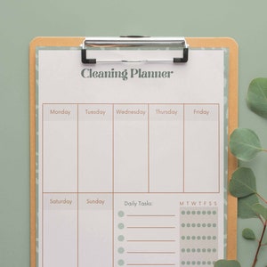 Op de afbeelding: Een printbare schoonmaakplanner met een groen en bruin kleurenschema. De planner heeft een sectie voor elke dag van de week en een sectie voor dagelijkse taken. De sectie voor dagelijkse taken heeft een checklist met cirkels voor elke taak.