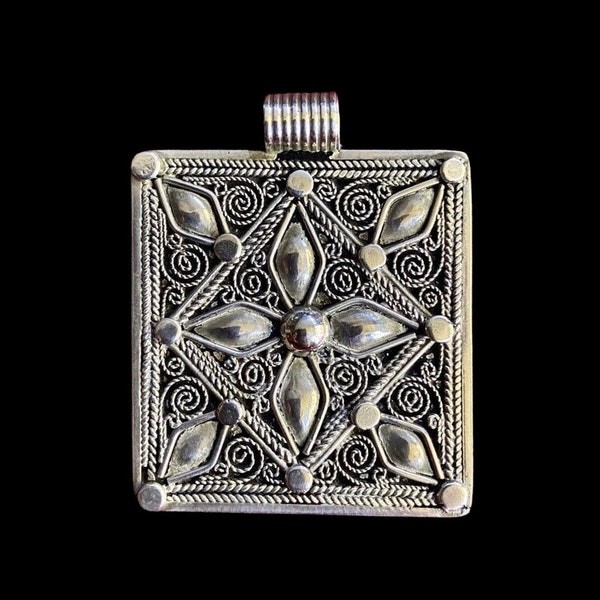 Élégant Pendentif Filigrane Amazigh du Maroc : Artisanat Éthnique d'Afrique