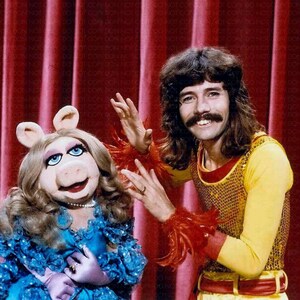 HENNING & MISS PIGGY 8" x 10"  Publicity Shot From The Muppet Show (1980)