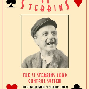 Könnte beinhalten: Ein Vintage-Poster, das für das "Si Stebbins Card Control System" wirbt. Das Poster zeigt ein Schwarzweißfoto von Si Stebbins, einem Mann mit Schnurrbart und Mütze, der lächelt. Das Poster ist mit Spielkartensymbolen in Rot und Schwarz verziert.