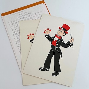 Könnte beinhalten: Eine Vintage-Anleitungskarte für einen Zaubertrick mit einem Cartoon-Magier in schwarzem Anzug und roter Fliege, der einen Zauberstab hält und rote Bälle jongliert. Der Text auf der Karte lautet "Motto & Magic".