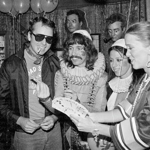 DOUG HENNING PERFROMING Improvisado con tarjetas / reimpresión de fotos de mago