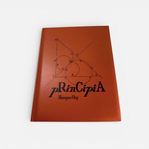 Op de afbeelding: Een rechthoekig boek met een roestoranje kaft met een zwart geometrisch diagram van elkaar snijdende cirkels en lijnen. De titel pRinCipiA is in zwarte letters gedrukt, gevolgd door de auteursnaam Harapan Ong in zwarte tekst.