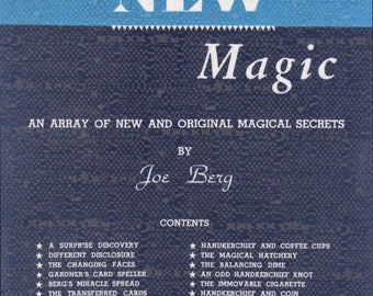 Może przedstawiać: Niebieska i biała okładka książki z tytułem "Here's New Magic" i tekstem "An array of new and original magical secrets by Joe Berg". Książka zawiera spis treści, w tym "A Surprise Discovery", "Different Disclosure", "The Changing Faces", "Gardner's Card Speller", "Berg's Miracle Spread", "The Transferred Cards", "Mistakes Will Happen", "Color Transformation", "An Unbelievable Prediction", "The Magician Makes Good", "An Amazing Card Location", "Knot From Nowhere", "Handkerchief and Coffee Cups", "The Magical Hatchery", "The Balancing Dime", "An Odd Handkerchief Knot", "The Immovable Cigarette", "Handkerchief and Coin", "Adhesive Tape Thumb Tie", "Berg's Cups and Balls Routine", "Patter Suggestions", "Coincidental Location" i "Vanish of Glass and Silk".
