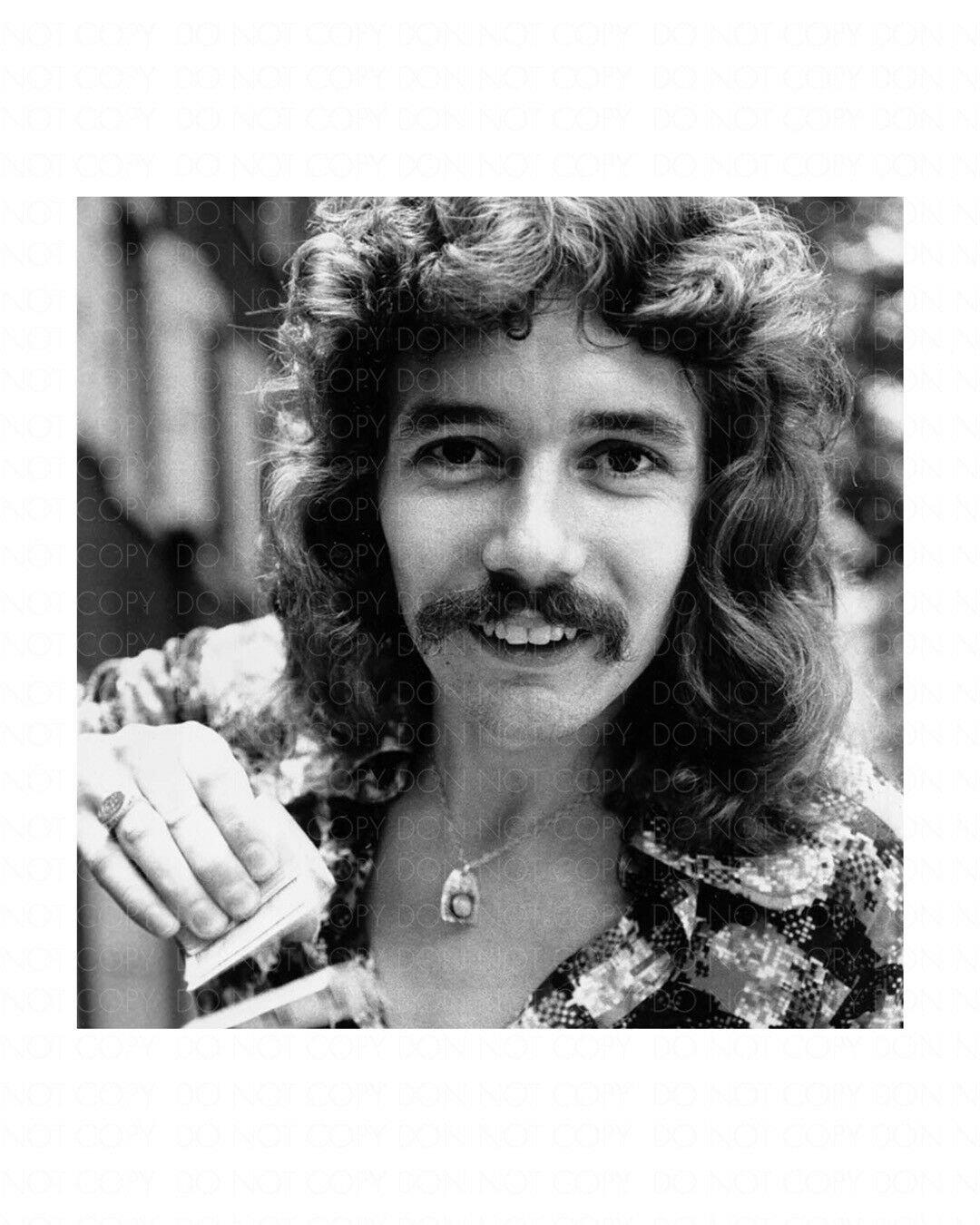 DOUG HENNING Con TARJETAS 8x10 B / N Foto de prensa 1980 / Reimpresión de fotos de magos
