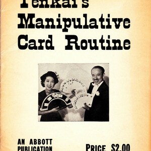Peut inclure: Une photo en noir et blanc de deux personnes tenant un jeu de cartes. Le texte "Tenkai's Manipulative Card Routine" est en haut de l'image. Le texte "An Abbott Publication" est en bas à gauche de l'image. Le texte "Price $2.00" est en bas à droite de l'image.