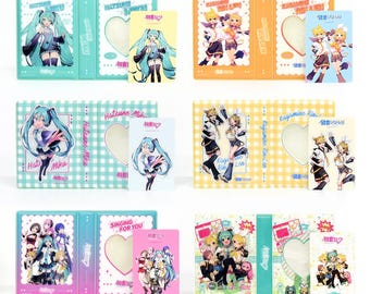 以下が含まれることがあります： アニメキャラクターのイラストが描かれたカラフルなカードホルダー6個セット。各カードホルダーにはハート型の切り抜きと透明なプラスチック製の窓があります。キャラクターは初音ミク、鏡音リン、鏡音レンです。カードホルダーのテキストには、「初音ミク」、「鏡音リン」、「鏡音レン」、「Singing for You」、「初音ミク」が含まれています。