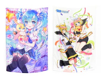 以下が含まれることがあります： ボーカロイドシリーズのキャラクターが描かれた、カラフルなアニメスタイルの壁掛けスクロール2つ。左側のスクロールには、黄色いぬいぐるみを持った初音ミクが描かれている。右側のスクロールには、黄色いぬいぐるみを持った鏡音リンとレンが描かれている。両方のスクロールは、カラフルな紙吹雪とリボンが散りばめられた白い背景になっている。