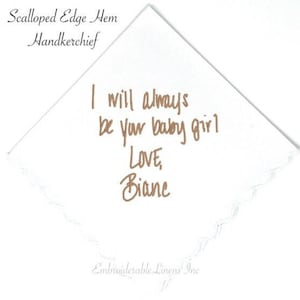 K&ouml;nnte beinhalten: Ein wei&szlig;es quadratisches Taschentuch mit einem gebogten Saum und braunem gesticktem Text: Scalloped Edge Hem Handkerchief, I will always be your baby girl Love, Biane, und Embroiderable Linens Inc.