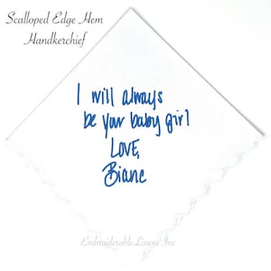 K&ouml;nnte beinhalten: Ein wei&szlig;es quadratisches Taschentuch mit einem Saum mit Bogenkante. Der Text lautet: Scalloped Edge Hem Handkerchief. Darunter steht in blauer Stickerei: I will always be your baby girl LOVE, Bianc. Der untere Text lautet: Embroiderable Linens Inc.