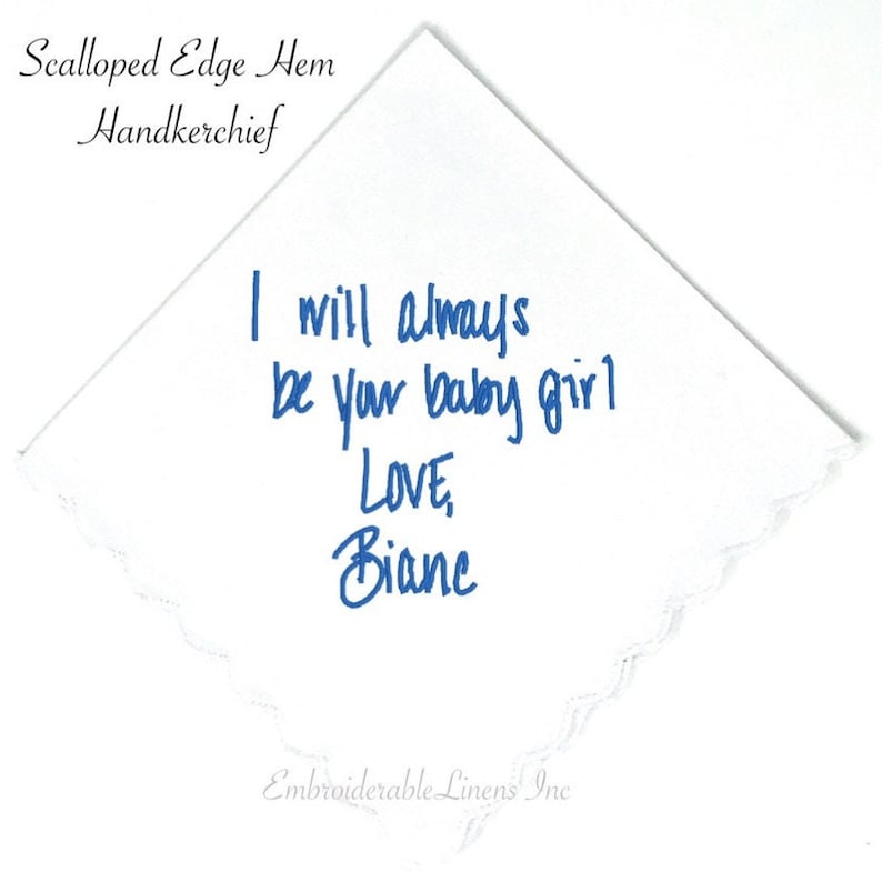 K&ouml;nnte beinhalten: Ein wei&szlig;es quadratisches Taschentuch mit einem Saum mit Bogenkante. Der Text lautet: Scalloped Edge Hem Handkerchief. Darunter steht in blauer Stickerei: I will always be your baby girl LOVE, Bianc. Der untere Text lautet: Embroiderable Linens Inc.
