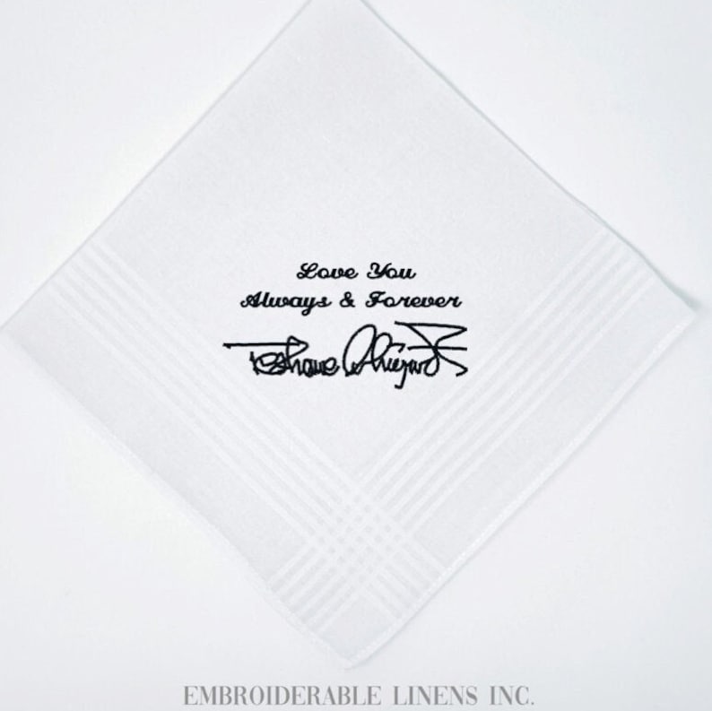 K&ouml;nnte beinhalten: Ein wei&szlig;es quadratisches Taschentuch mit gesticktem schwarzem Text, der Love You Always & Forever lautet, gefolgt von einer stilisierten Unterschrift. Der Stoff hat ein dezentes Streifenmuster am Rand und den Text EMBROIDERABLE LINENS INC.
