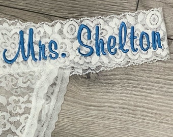 String en dentelle de mariage : vous choisissez la couleur de votre string, la police de caractères, la couleur du fil, les mots ou le nom. Un excellent cadeau de mariage pour votre nuit de noces. Cadeau de mariée.