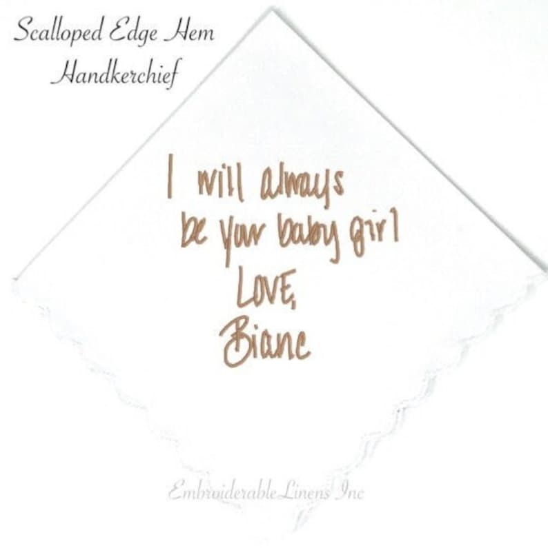 K&ouml;nnte beinhalten: Ein wei&szlig;es quadratisches Taschentuch mit einem gebogten Saum und braunem gesticktem Text: Scalloped Edge Hem Handkerchief, I will always be your baby girl Love, Biane, und Embroiderable Linens Inc.