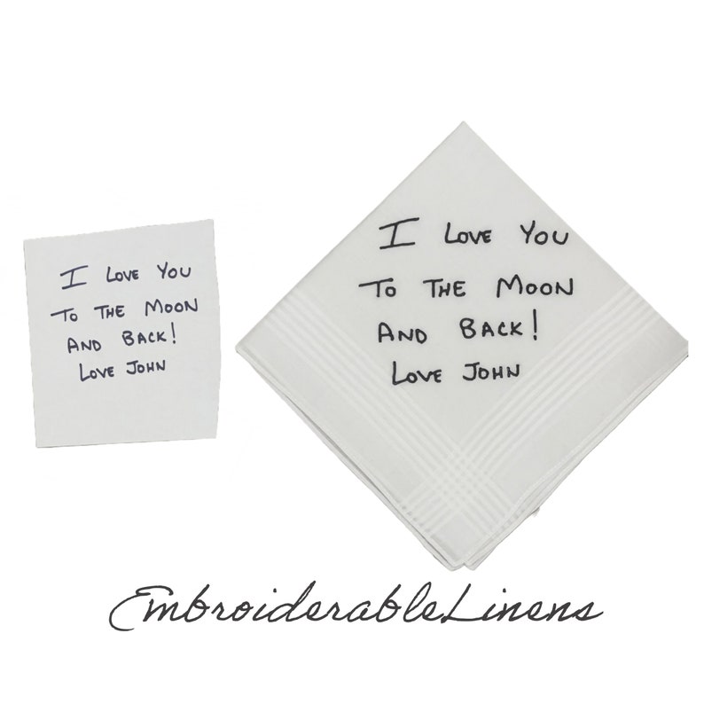 K&ouml;nnte beinhalten: Ein wei&szlig;es quadratisches Taschentuch mit schwarzer Stickerei, die I Love You To The Moon And Back! Love John lautet, neben einem quadratischen Papiernotizzettel mit derselben handschriftlichen Nachricht in schwarzer Tinte auf wei&szlig;em Grund.