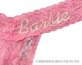 String en dentelle personnalisé, à vous de choisir la couleur du string, la police de caractères, la couleur du fil, les mots ou le nom. Un beau cadeau de mariage ou un cadeau sexy personnel !