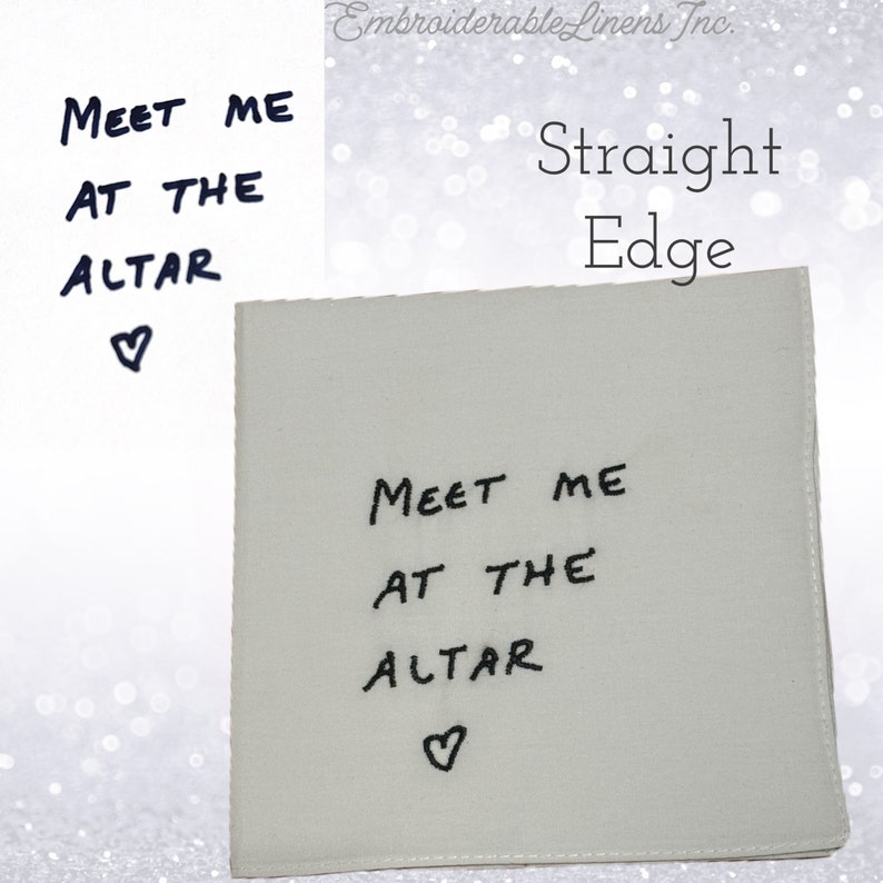 K&ouml;nnte beinhalten: Eine quadratische, cremewei&szlig;e Stoffserviette mit schwarzem Sticktext, der "MEET ME AT THE ALTAR" lautet, gefolgt von einem kleinen Herzsymbol. Die Serviette hat gerade, vern&auml;hte Kanten und ein schlichtes, klares Design f&uuml;r formelle Anl&auml;sse.