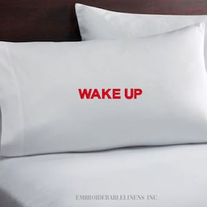 Despierta - Quizás más tarde Juego de fundas de almohada, bordado en hilo de tu color, diseñado exclusivamente por EmbroiderableLinens Inc. Almohada personalizada