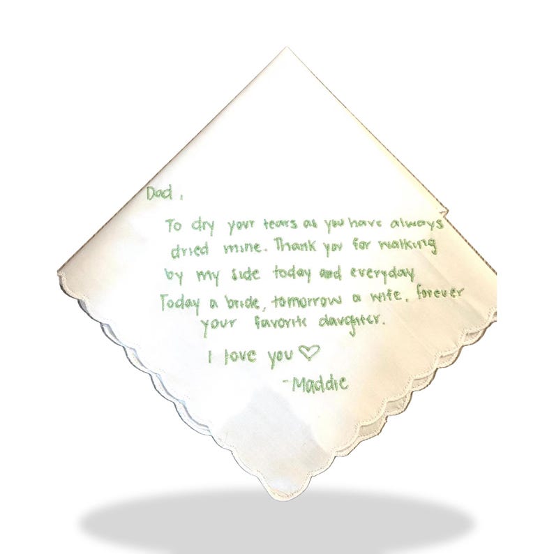 K&ouml;nnte beinhalten: Ein wei&szlig;es quadratisches Taschentuch mit gewelltem Rand und gr&uuml;ner Stickerei mit dem Text: Dad, To dry your tears as you have always dried mine. Thank you for walking by my side today and everyday. Today a bride, tomorrow a wife, forever your favorite daughter. I love you -Maddie.