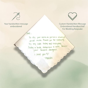 K&ouml;nnte beinhalten: Ein wei&szlig;es quadratisches Taschentuch mit gewelltem Rand und gr&uuml;ner gestickter Handschrift: Dad, To dry your tears as you have always dried mine. Thank you for walking by my side today and everyday. Today a bride, tomorrow a wife, forever your favorite daughter. I love you -Maddie.