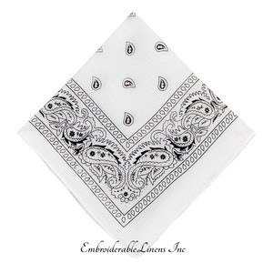Może przedstawiać: Biała bandana z czarnym wzorem paisley i obramowaniem. Kwadratowa bandana ma powtarzający się wzór motywów paisley w kształcie łezki i dekoracyjne obramowanie. Tekst "Embroiderable Linens Inc" znajduje się na dole.
