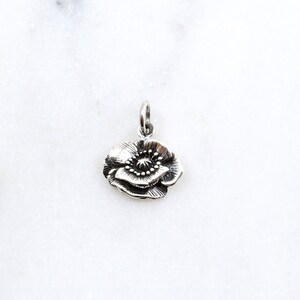 Dije de flor de amapola delicada de plata esterlina, dije de jardín, dije de primavera, dije de flor, dije floral, regalo para mamá, regalo para ella