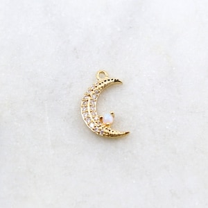 CZ Halbmond mit Opal Akzent Charm Anhänger, Vergoldetes Gold CZ Charm Anhänger, Zirkonia, Stern Schmuck, Mond Schmuck