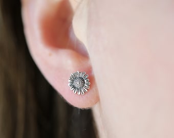 1 Pair Tiny Sterling Silver Daisy Post Stud Earrings, Nature Earrings, Cottagecore Earrings, Flower Studs, Flower Earrings, Garden Lover