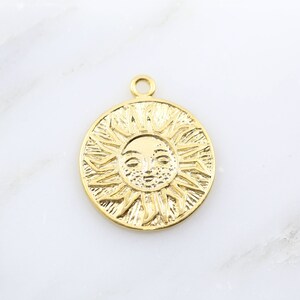 Disque solaire 15 mm - Bijoux célestes, plaqué or, breloques soleil, breloques lune, bijoux étoile, breloque pièce en or, pendentif disque en or, soleil