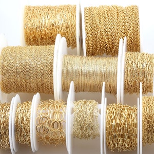 Peut inclure: Plusieurs rouleaux de cha&icirc;nes dor&eacute;es, chacun avec un design de maillon unique. Les bobines sont dispos&eacute;es sur une surface blanche, pr&eacute;sentant divers styles de cha&icirc;nes, notamment des motifs de perles, ovales et &agrave; maillons carr&eacute;s. Les cha&icirc;nes sont enroul&eacute;es sur des bobines blanches.