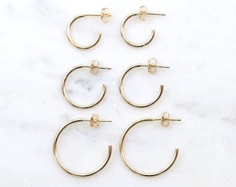 Puede incluir: Conjunto de cuatro pendientes de aro de oro en diferentes tamaños. Los pendientes son simples y elegantes, perfectos para el uso diario.