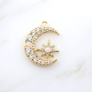 Kleiner Opal Halbmond Seite Stern Charm Gold Charm Anhänger, Vergoldeter Gold CZ Charm Anhänger, Zirkonia, Stern Schmuck, Mond Schmuck