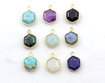 Puede incluir: Surtido de ocho colgantes de piedras preciosas en forma de hexágono con engastes dorados. Las piedras preciosas incluyen amatista, ónix negro, turquesa, aventurina verde, aguamarina, labradorita, piedra lunar blanca y lapislázuli.