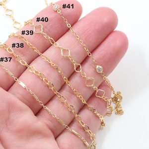 Peut inclure: Plusieurs colliers dor&eacute;s avec diff&eacute;rents mod&egrave;les de cha&icirc;nes, notamment des maillons en forme de barre, ovales et en losange. Certains colliers comportent de petites pierres pr&eacute;cieuses transparentes. Les colliers sont pr&eacute;sent&eacute;s sur un fond clair.