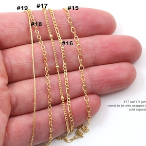 Peut inclure: Plusieurs colliers en cha&icirc;ne dor&eacute;s, chacun avec un design unique. L'image pr&eacute;sente des cha&icirc;nes num&eacute;rot&eacute;es #15, #16, #17, #18 et #19. Le texte indique que la cha&icirc;ne #17 ne peut pas accueillir de fermoirs et doit &ecirc;tre enroul&eacute;e avec du fil.