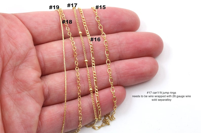 Peut inclure: Plusieurs colliers en cha&icirc;ne dor&eacute;s, chacun avec un design unique. L'image pr&eacute;sente des cha&icirc;nes num&eacute;rot&eacute;es #15, #16, #17, #18 et #19. Le texte indique que la cha&icirc;ne #17 ne peut pas accueillir de fermoirs et doit &ecirc;tre enroul&eacute;e avec du fil.