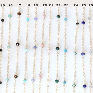 Peut inclure: Une collection de colliers fins en cha&icirc;ne dor&eacute;e, chacun orn&eacute; d'une seule pierre pr&eacute;cieuse color&eacute;e. Les pierres pr&eacute;cieuses varient en couleur, notamment rose, noir, vert, bleu et violet. Les colliers sont pr&eacute;sent&eacute;s sur fond blanc.