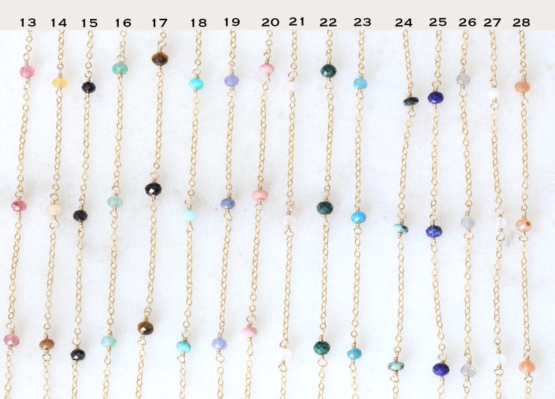 Peut inclure: Une collection de colliers fins en cha&icirc;ne dor&eacute;e, chacun orn&eacute; d'une seule pierre pr&eacute;cieuse color&eacute;e. Les pierres pr&eacute;cieuses varient en couleur, notamment rose, noir, vert, bleu et violet. Les colliers sont pr&eacute;sent&eacute;s sur fond blanc.
