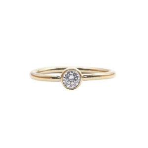 Solitaire rond rempli d'or 14 carats, lunette CZ de 4 mm, bague épaisse, zircone cubique, bague à superposition minimale, bague moderne en or pour tous les jours 5, 6, 7, 8