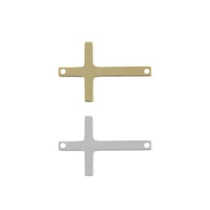 Peut inclure: Deux breloques plates en forme de croix, l'une dorée et l'autre argentée. Chaque croix présente une barre horizontale avec un petit trou circulaire à chaque extrémité pour la fixation, et une barre verticale s'étendant au-dessus et en dessous.