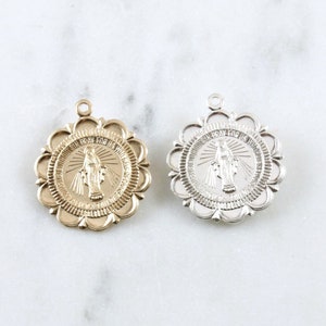 Medallón festoneado de la Virgen María de 22 mm relleno de oro o plata esterlina, colgante religioso redondo, santo católico, medalla milagrosa