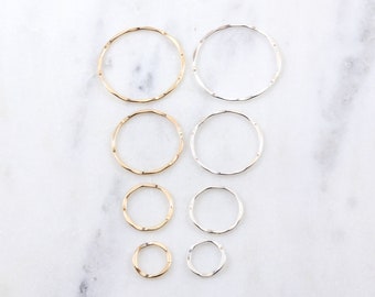 Anillo con dije circular de plata esterlina martillada con textura delicada y baño de oro, disponible en 26 mm, 21 mm, 15 mm y 11 mm. Conector redondo.
