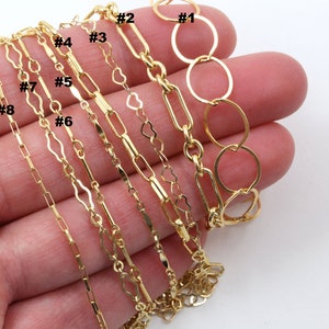Peut inclure: Une s&eacute;lection de colliers cha&icirc;ne dor&eacute;s de diff&eacute;rents mod&egrave;les. Les cha&icirc;nes comprennent des styles avec des cercles, des rectangles, des c&oelig;urs et d'autres formes g&eacute;om&eacute;triques. Les colliers sont pr&eacute;sent&eacute;s sur un fond blanc.