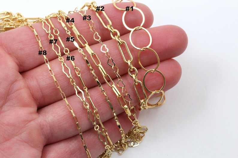 Peut inclure: Une s&eacute;lection de colliers cha&icirc;ne dor&eacute;s de diff&eacute;rents mod&egrave;les. Les cha&icirc;nes comprennent des styles avec des cercles, des rectangles, des c&oelig;urs et d'autres formes g&eacute;om&eacute;triques. Les colliers sont pr&eacute;sent&eacute;s sur un fond blanc.