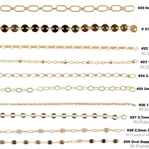 Peut inclure: Une collection de cha&icirc;nes de bijoux dor&eacute;es, comprenant divers styles tels que sequin, starburst, satellite et c&acirc;ble plat. Chaque cha&icirc;ne est &eacute;tiquet&eacute;e avec sa taille et sa description de style, comme "6mm Long & Short" et "4mm Sequin."