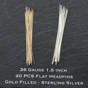 Peut inclure: Un ensemble de 20 épingles à tête plate de calibre 26 et de 3,81 cm de long, comprenant un lot d'épingles remplies d'or et un lot d'épingles en argent sterling, disposées en deux faisceaux distincts pour la création de bijoux.